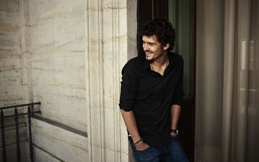 Обои на рабочий стол Британский киноактер Орландо Блум / Orlando Bloom стоит на балконе