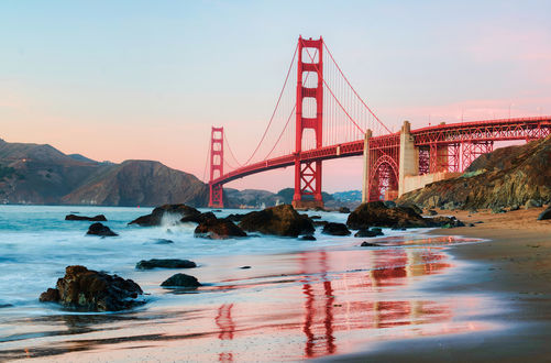 Обои на рабочий стол Мост Золотые ворота / Golden Gate Bridge на фоне гор и неба, Сан-Франциско, Калифорния, США / San Francisco, California, USA