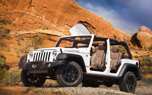Обои на рабочий стол Автомобиль Jeep Wrangler Moab / Джин Вранглер Моаб белого цвета на фоне горного массива