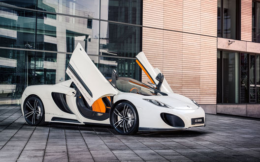 Обои на рабочий стол Автомобиль McLaren MP4-12C Spider Gemballa GT 2013 / МакЛарен ЭмПи4-12Си Спайдер Джембелла 2013 года белого цвета стоит с открытыми дверцами возле стеклянного здания