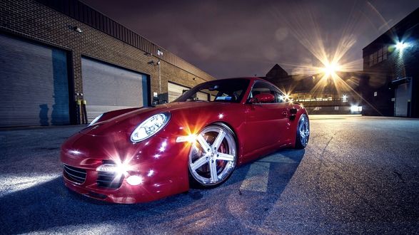 Обои на рабочий стол Автомобиль Рorsche 911 / Порше 911 вишневого цвета на фоне ночного города