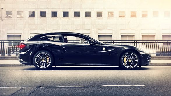 Обои на рабочий стол Автомобиль Ferrari FF / Феррари ФФ черного цвета стоит на дороге в городе
