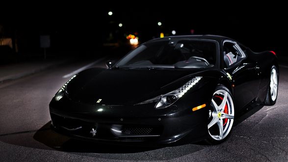 Обои на рабочий стол Черная Феррари / Ferrari стоит ночью на дороге