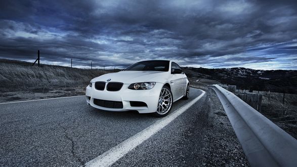 Обои на рабочий стол Автомобиль BMW M3 / БМВ M3 белого цвета едет по дороге через степь