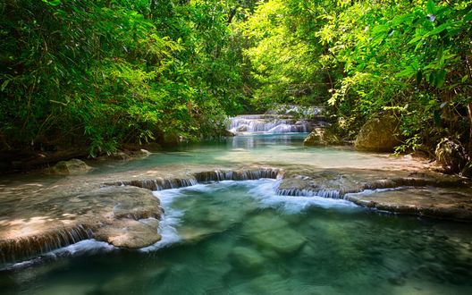 Обои на рабочий стол Маленькие водопады между растениями, Тайланд / Thailand