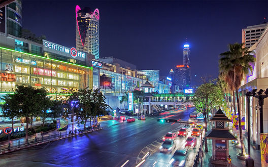 Обои на рабочий стол Ночная улица Бангкока, Таиланд / Bangkok, Thailand, освещенная множеством огней