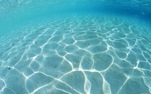 Обои на рабочий стол Прозрачная голубая вода моря