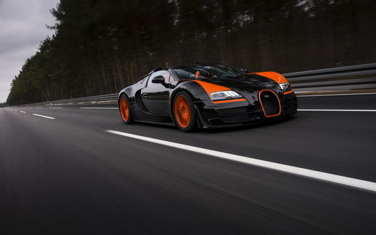 Обои на рабочий стол Автомобиль Bugatti Veyron Grand Sport / Бугатти Вейрон Гранд Спорт едет по дороге у леса