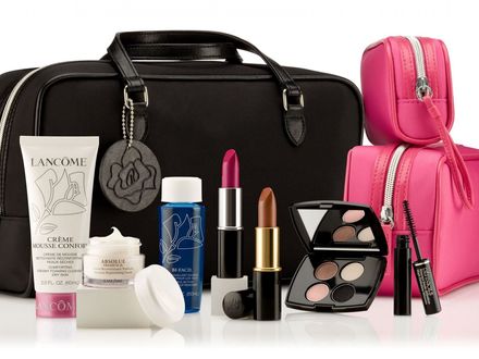 Обои на рабочий стол Косметика фирмы Lancome, на фоне косметичек и чемодана