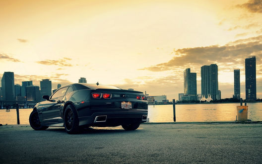 Обои на рабочий стол Шевроле Камаро / Chevrolet camaro на фоне неба и города