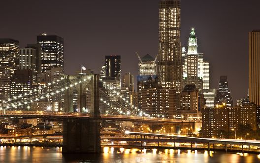 Обои на рабочий стол Ночной вид на Бруклинский мост / Brooklyn Bridge и небоскребы Нью-Йорка, США / New York, USA