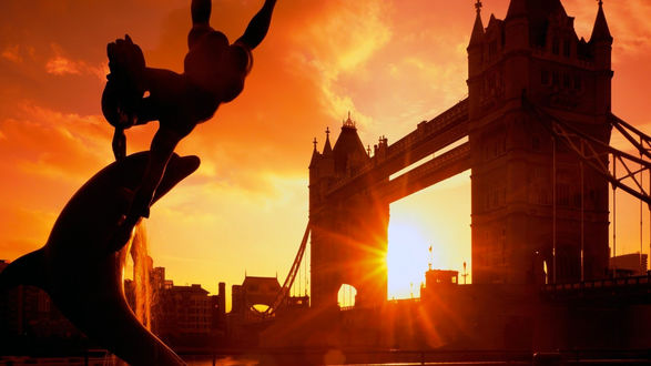 Обои на рабочий стол Вид на последние лучи заката сквозь Тауэрский мост / Tower Bridge, Лондон, Великобритания / London, United Kingdom