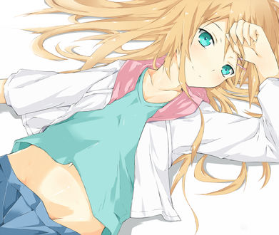 Обои на рабочий стол Kousaka Kirino / Кирино Косака из аниме Моя младшая сестра не может быть такой милой / Ore no Imouto ga Konnani Kawaii Wake ga Nai / OreImo лежит, держась рукой за прядь волос со лба, на белом фоне