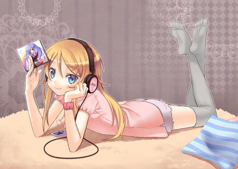 Обои на рабочий стол Kousaka Kirino / Кирино Косака из аниме Моя младшая сестра не может быть такой милой / Ore no Imouto ga Konnani Kawaii Wake ga Nai / OreImo с диском в руке, в наушниках, лежит на ковре и слушает музыку в плеере