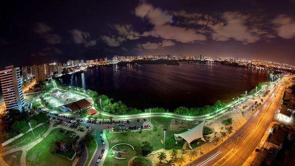 Обои на рабочий стол Лагуна Жансен / Lagoa da Jansen, и ночной вид на город Сан-Луис, Бразилия / Sao Luis, Brazil