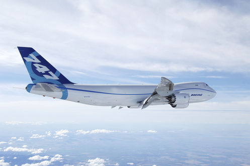 Обои на рабочий стол Боинг-747-8 / Boeing-747-8 над облаками в небе
