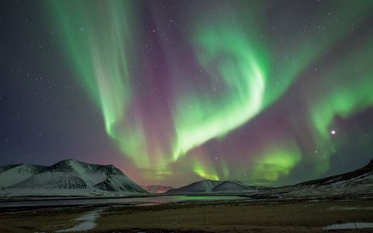 Обои на рабочий стол Северное сияние над снежными горами, Исландия / Iceland