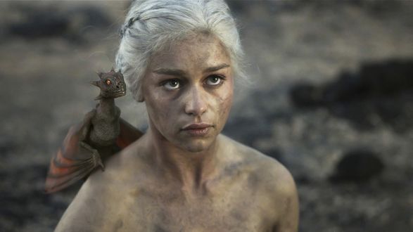 Обои на рабочий стол Актриса Эмилия Кларк / Emilia Clarke в роли Дейенерис Таргариен из сериала Игра престолов / Game of Thrones с драконом на плече
