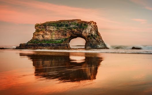 Обои на рабочий стол Скала в море, Санта-Крус, Калифорния / Santa Cruz, CA