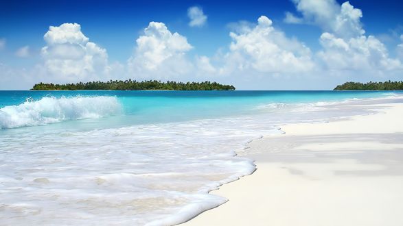 Обои на рабочий стол Морские волны набегают на белоснежный песочный пляж