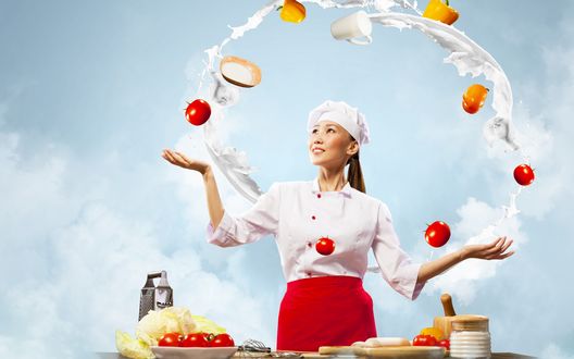 Обои на рабочий стол Девушка-повар жонглирует продуктами