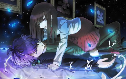 Обои на рабочий стол Ib / Иб из одноименной игры, плачет, склонившись над Гарри / Garry, держа в руке его синюю розу, с которой облетели лепестки