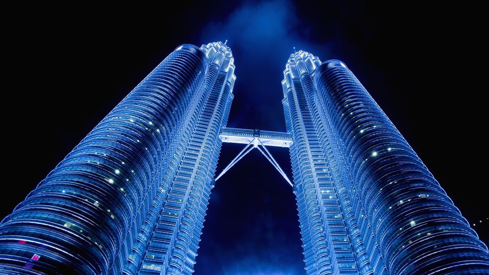 Обои для рабочего стола Башни Петронас / Petronas Towers уходят в ночное небо, Куала-Лумпур, Малайзия / Kuala Lumpur, Malaysia