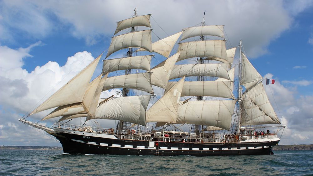 Обои для рабочего стола Огромный фрегат под названием Belem бороздит океанские просторы