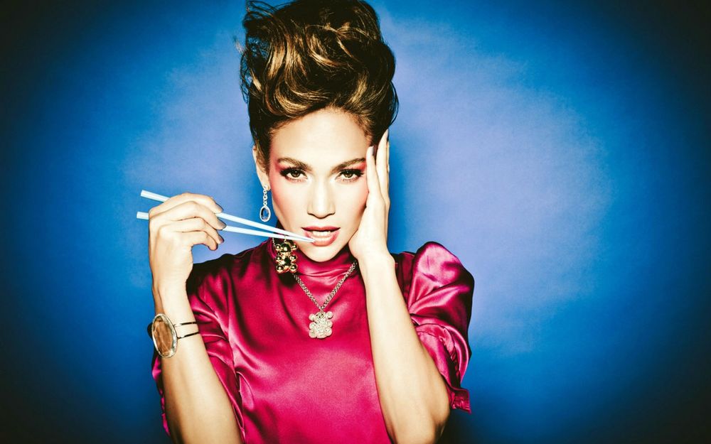 Обои для рабочего стола Американская актриса, певица Дженнифер Лопес / Jennifer Lopez поднесла китайские палочки ко рту