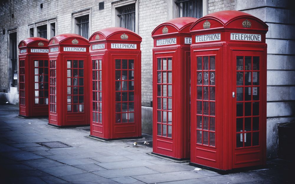 Обои для рабочего стола Красные телефонные будки на улицах Лондона, Англия / London, England