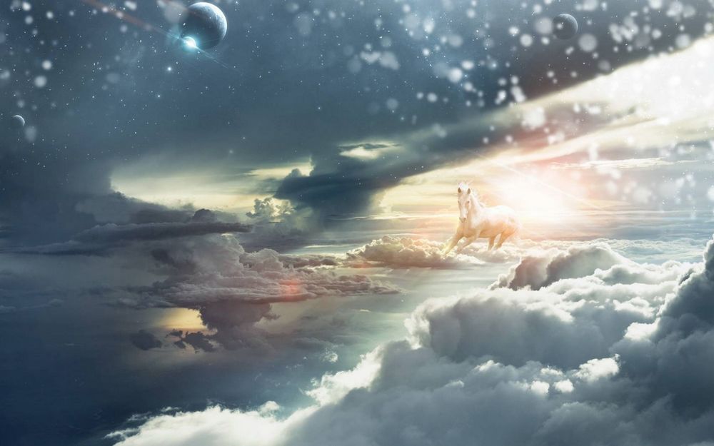 Обои для рабочего стола Белая лошадь бежит высоко в облаках на фоне фантастического рассвета