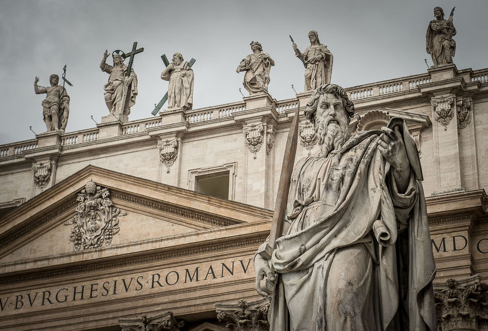 Обои для рабочего стола Статуи, украшающие фасад Собора Святого Петра / Basilica di San Pietro в Ватикане / Vatican
