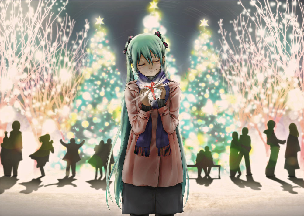Обои для рабочего стола Vocaloid Hatsune Miku / Вокалоид Хатсунэ Мику с светящимся новогодним подарком в руках на фоне праздничных наряженных елок и людей вокруг них