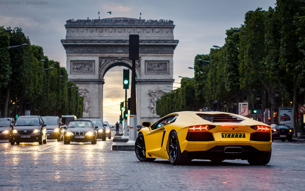 Обои для рабочего стола Феррари / Ferrari желтая в Париже, Франция / Paris, France