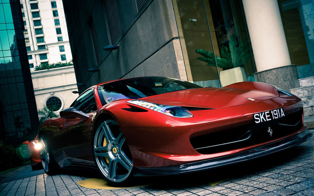 Обои для рабочего стола Автомобиль Ferrari 458 / Феррари 458 красного цвета стоит у здания