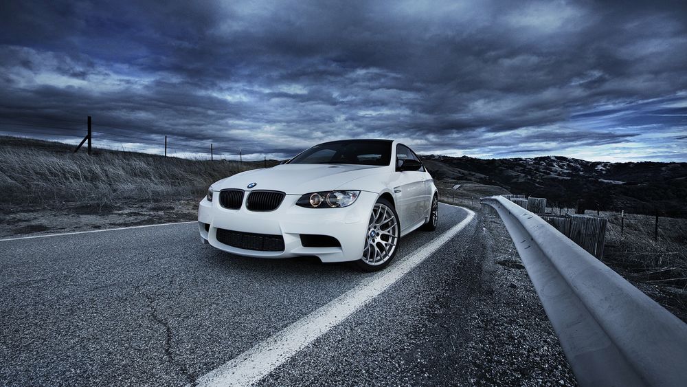 Обои для рабочего стола Автомобиль BMW M3 / БМВ M3 белого цвета едет по дороге через степь