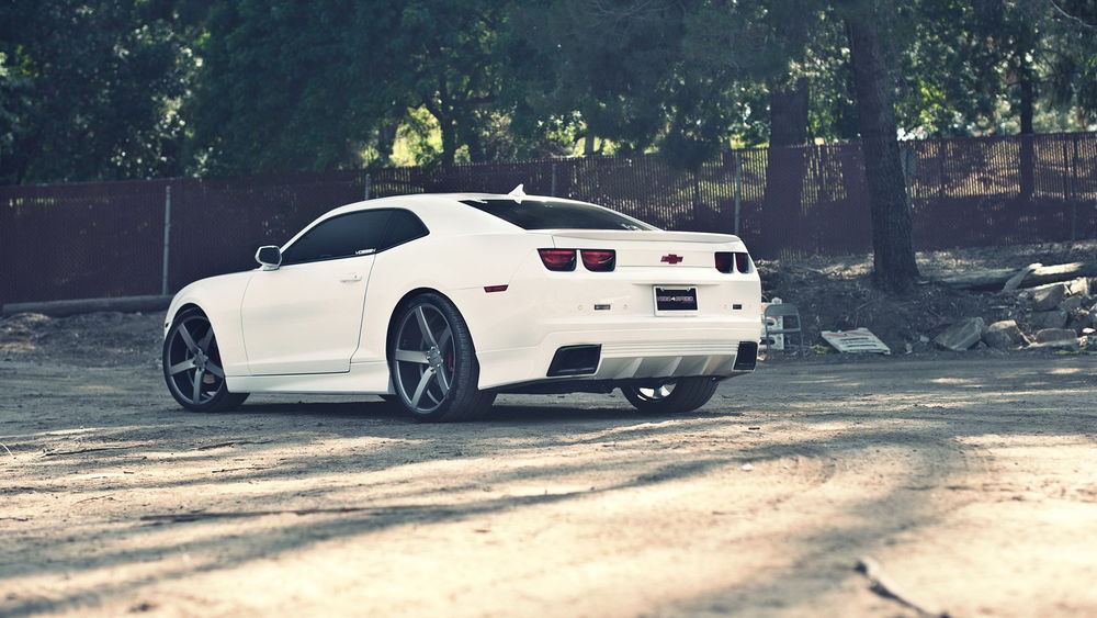 Обои для рабочего стола Белый Chevrolet Camaro припаркованный у дороги