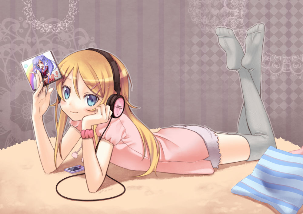 Обои для рабочего стола Kousaka Kirino / Кирино Косака из аниме Моя младшая сестра не может быть такой милой / Ore no Imouto ga Konnani Kawaii Wake ga Nai / OreImo с диском в руке, в наушниках, лежит на ковре и слушает музыку в плеере
