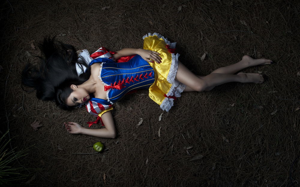 Обои для рабочего стола Отравленная Белоснежка / Snow White лежит на земле