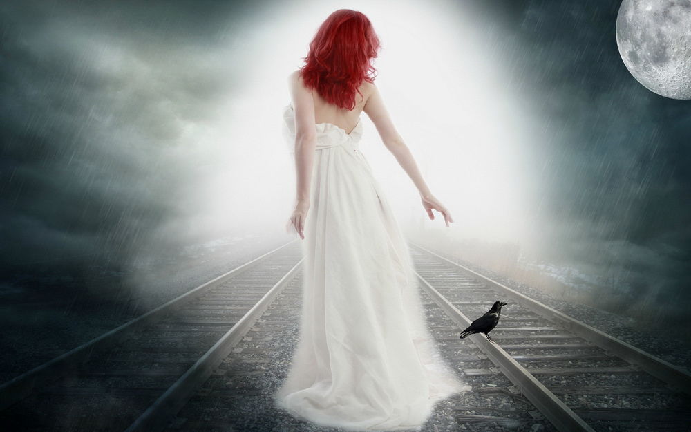 Обои для рабочего стола Рыжеволосая девушка в длинном белом платье, идущая по железнодорожному полотну, показывающая рукой на черного ворона, сидящего на рельсах на фоне взошедшей луны и белой туманной дымки в струях идущего дождя