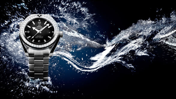 Обои на рабочий стол Наручные часы марки Omega Seamaster Professional под водой