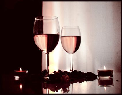 Два бокала вина бабек. Два бокала вина. Два бокала с вином. Бокал вина на столе. Два бокала на столе.