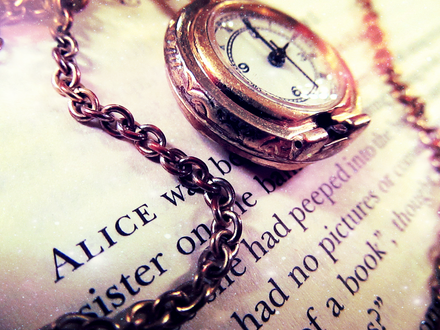 Обои на рабочий стол Карманные часы на цепочке лежат на странице книги (Alice...)