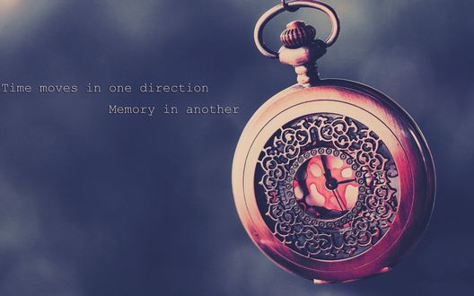 Обои на рабочий стол Часы на цепочке (Time moves in one direction. Memory in another / Время движется в одном направлении. Память в другом)