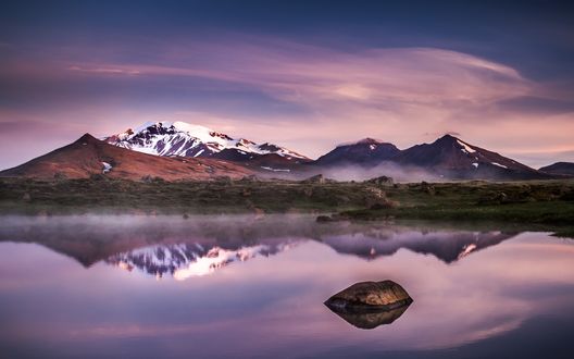 Обои на рабочий стол Озеро на фоне гор со снегом на верхушках, Исландия / Iceland