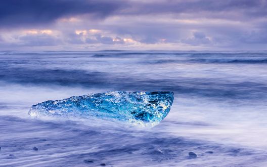 Обои на рабочий стол Льдина на берегу моря, Исландия / Iceland
