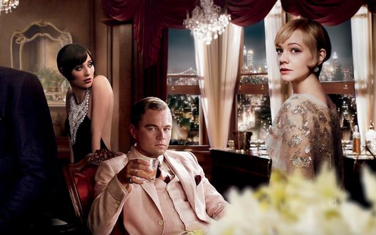 Обои на рабочий стол Обои к фильмуThe Great Gatsby / Великий Гэтсби: Leonardo DiCaprio / Леонардо ДиКаприо с бокалом виски в светлом костюме с двумя девушками, Кэри Маллиган / Carey Hannah Mulligan, Айла Фишер / Isla Fisher