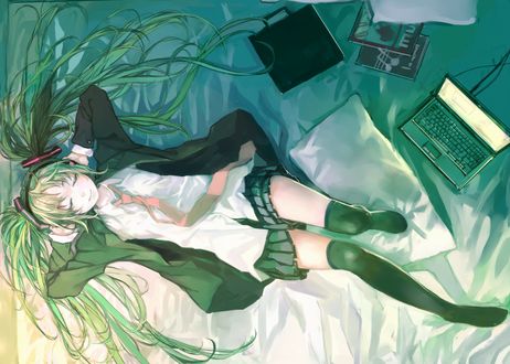 Обои на рабочий стол Vocaloid Hatsune Miku / Вокалоид Хатсуне Мику лежит, закинув руки за голову, слушая музыку, рядом лежит ноутбук, диски, портфель