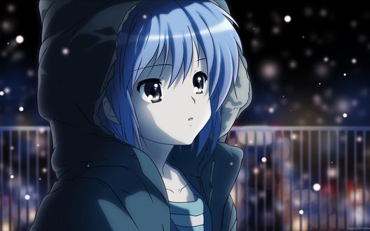 Обои на рабочий стол Nagato Yuki / Юки Нагато из аниме Меланхолия Харухи Судзумии / The Melancholy of Haruhi Suzumiya / Suzumiya Haruhi no Yuuutsu в капюшоне идет по ночному городу, вокруг нее медленно опускается снег