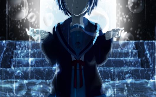 Обои на рабочий стол Nagato Yuki / Юки Нагато из аниме Меланхолия Харухи Судзумии / The Melancholy of Haruhi Suzumiya / Suzumiya Haruhi no Yuuutsu стоит с поднятыми вверх руками, позади нее по ступенькам льется вода